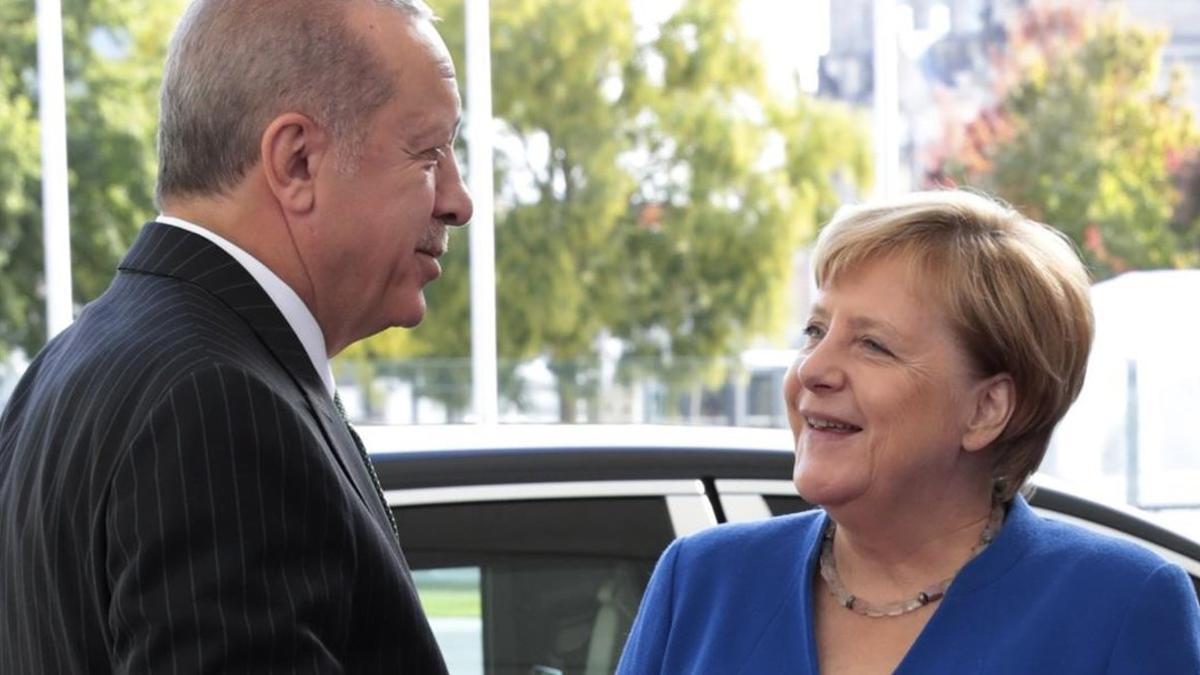 zentauroepp45240329 german chancellor angela merkel  right  welcomes turkish pre180928183538