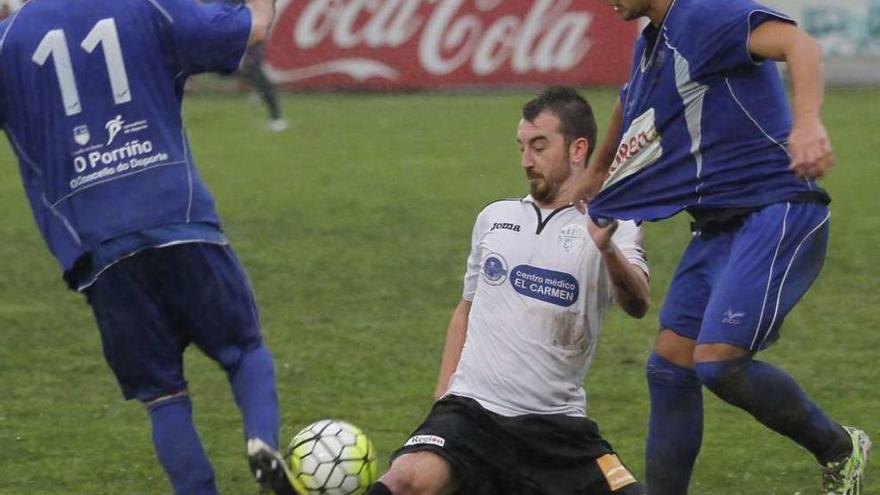 Una acción del encuentro de ayer en el Lourambal. // Adrián Irago