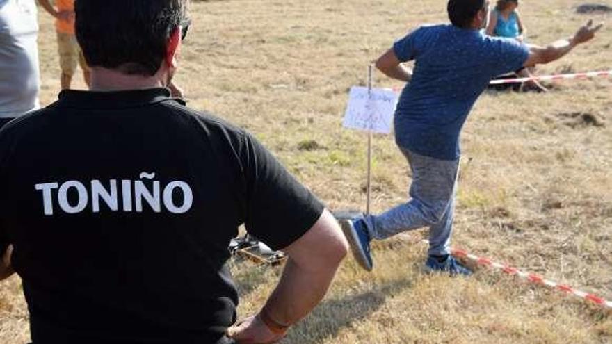 Varios jugadores observan una jugada en el torneo.