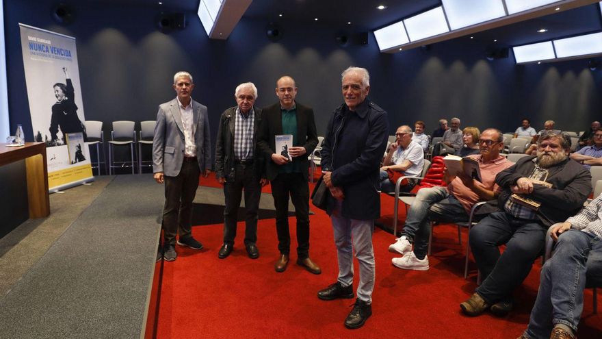 En la foto grande, de izquierda a derecha, Cristóbal Ruitiña, Javier Fernández-Conde, David Guardado y Pedro de Silva. Sobre estas líneas,  el saludo entre Adrián Barbón, presidente del Principado en funciones (a la derecha), y Adrián Pumares, diputado electo de Foro. |  Luisma Murias