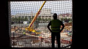 Imagen de archivo de un trabajador de la construcción en una obra en la plaza de las Glòries de Barcelona.