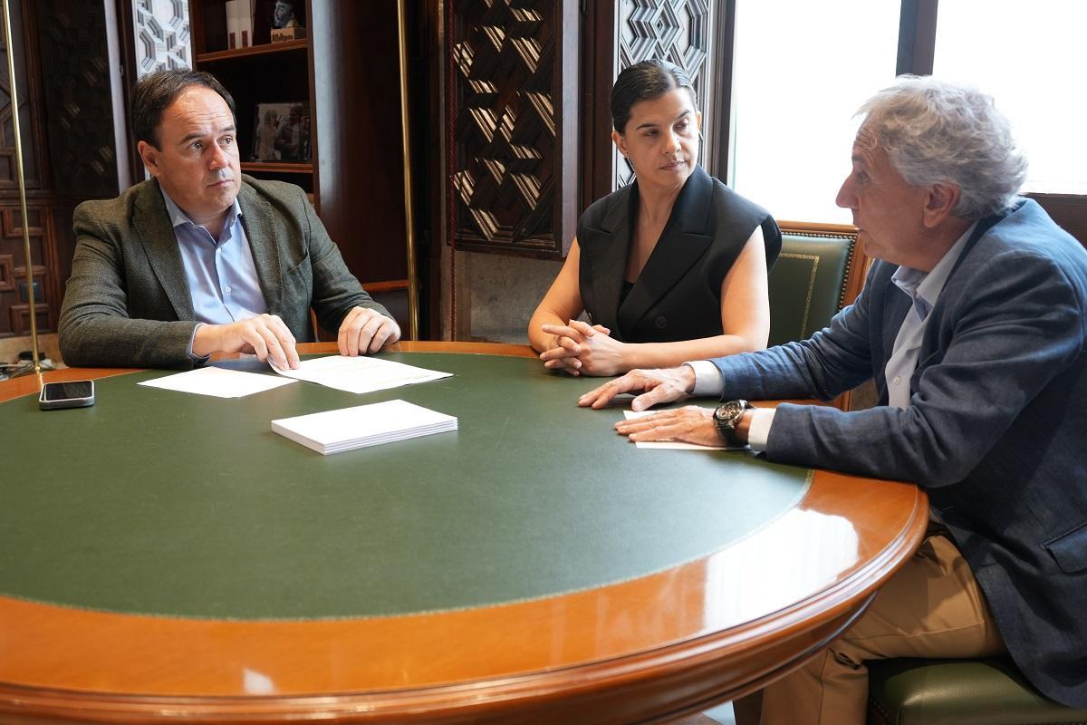 El president Juanfran Pérez Llorca, con Saira Khodayar y Raúl Mérida.