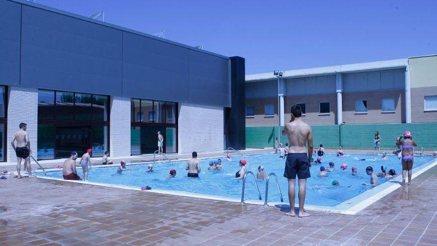 Primeros bañistas, en la jornada de apertura de la piscina Sindical de Zamora