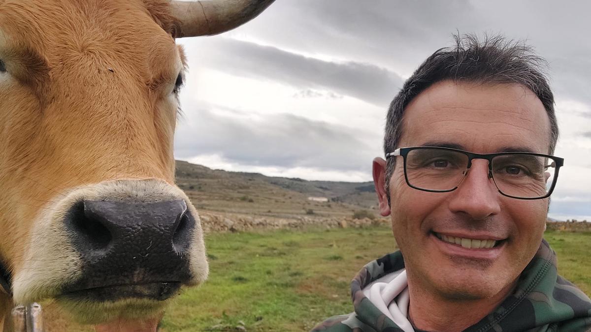 Joaquín Gargallo junto a uno de sus animales en su explotación de Mosqueruela.