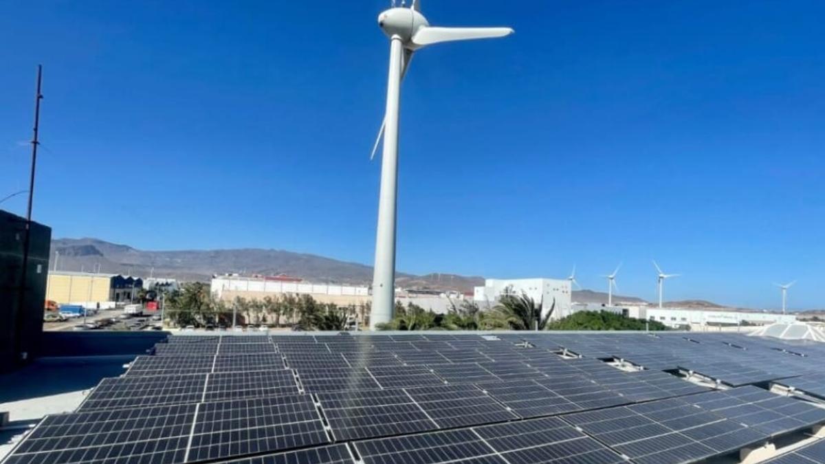 Planta fotovoltaica junto al polígono industrial de Arinaga.