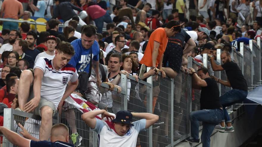 Peleas entre hinchas rusos e ingleses en el Velodrome