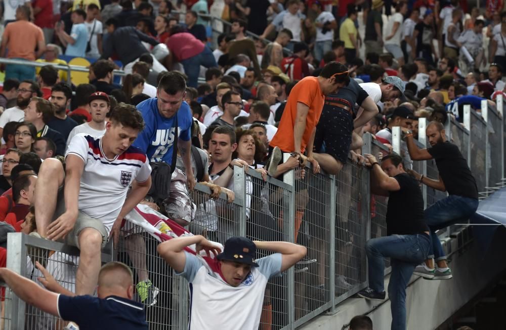 Peleas entre hinchas rusos e ingleses en el Velodrome