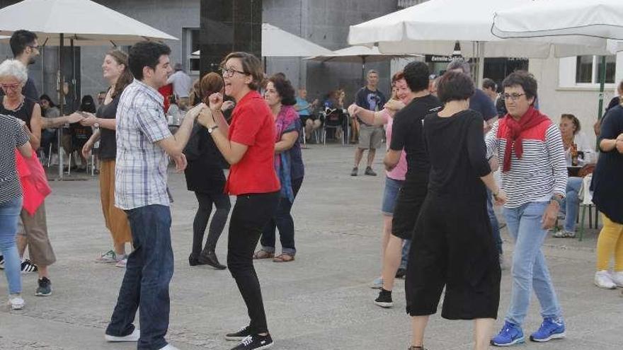 Vecinos bailando en la Praza das Pontes de Cangas. // S.Á.