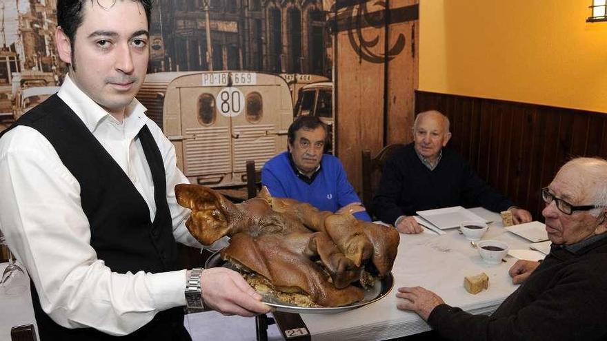 Santiago Seijas, Félix Díaz y Odilo Trabazo disfrutaron ayer de un cocido en la Pulpería O Roque. // Bernabé/Javier Lalín