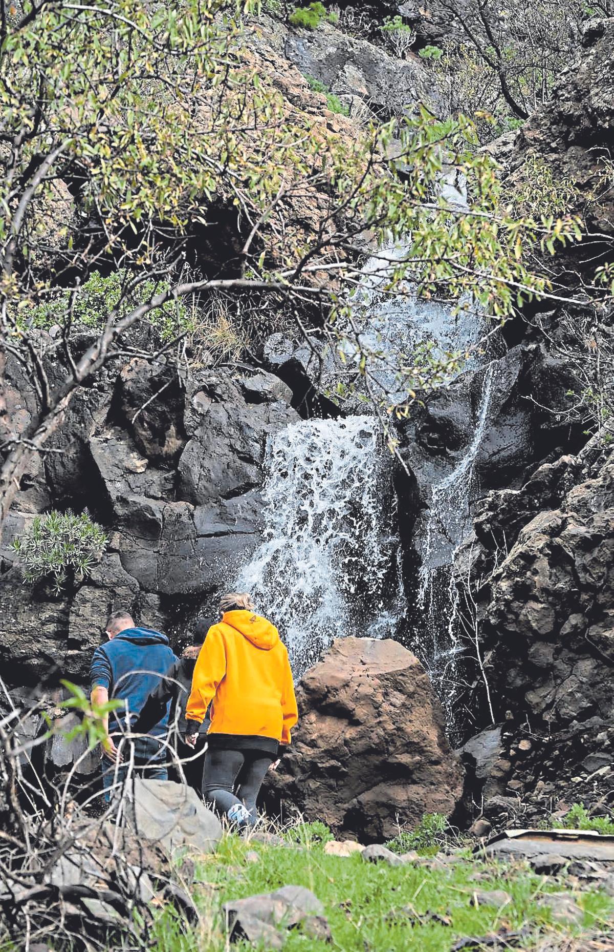 Dos excursionistas se dirigen a la cascada del Barranco del Negro.