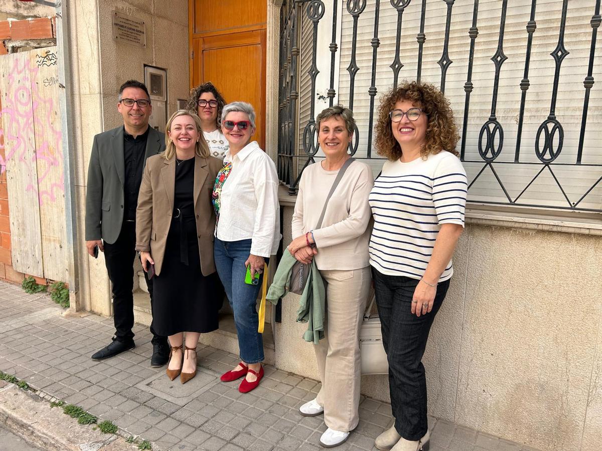 Sáez i membres del govern de Sueca, amb la diputada Natàlia Enguix, a la casa de Virtudes Cuevas.