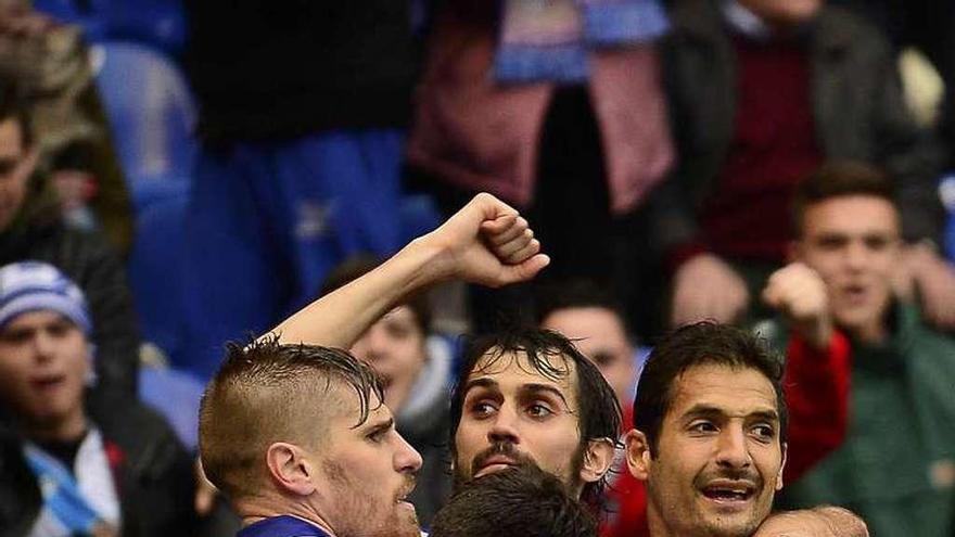 Albentosa, Arribas y Borges celebran un gol en Riazor.