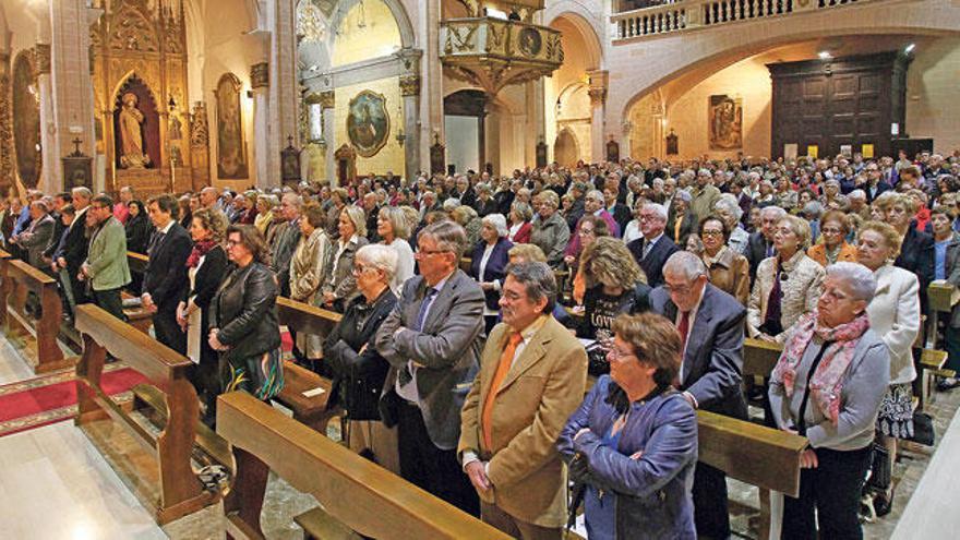 Una misa a la que asistió el alcalde de Palma, Mateo Isern, y Catalina Cirer.