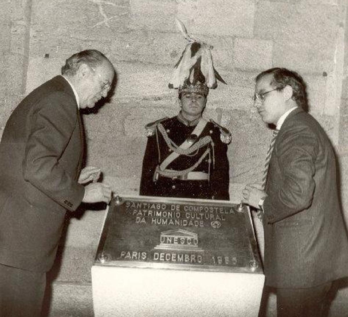 El presidente de la Xunta, Gerardo F. Albor, y el alcalde, Xerardo Estévez, ante la placa de la Unesco en 1985
