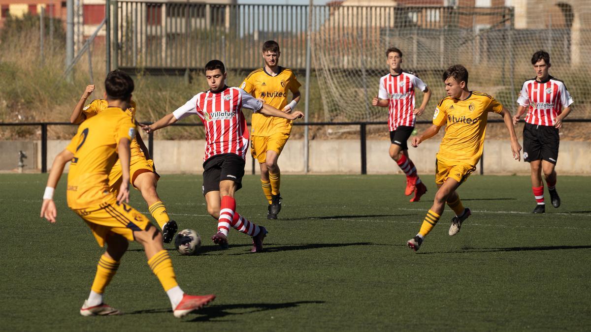 Un juvenil del Zamora CF trata de sortear a varios rivales.