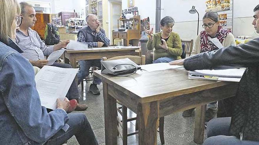 Imagen de una de las reuniones de barrio efectuadas en un establecimiento del pueblo.