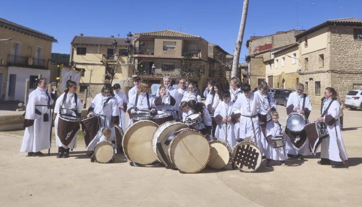 Foto de familia de los cofrades en Biscarrués.  | AYUNTAMIENTO DE BISCARRUÉS