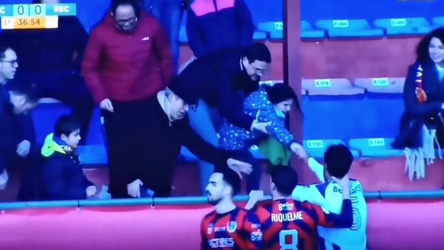 El bonito gesto del excordobesista Bernardo Cruz con una aficionada rival en mitad de un partido
