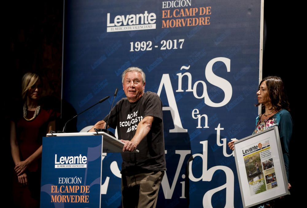Enric Amer, de Acció Ecologista Agró, recoge el premio en la categoría de Sociedad, concedido a la entidad ayer durante la gala del 25º aniversario de la edición de Levante-EMV en el Camp de Morvedre.