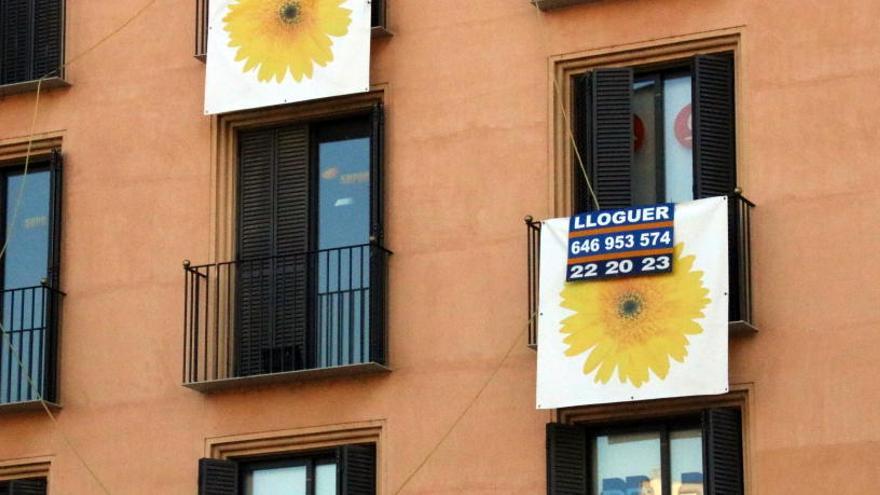 Un pis amb el cartell anunciant que es lloga, a la Plaça Catalunya de Girona