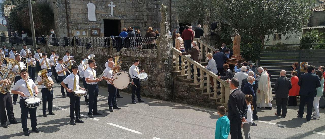 La Banda de Meaño, durante su última actuación en las fiestas de San José de Dena. |  // N.PARGA