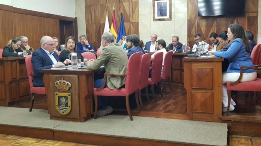 La oposición criticó al gobierno insular por el &quot;elevado número&quot; de contratos y servicios reparados y pide una mejor gestión.