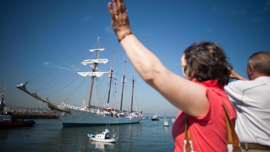 Con gaita y tambor y ante centenares de personas: así fue la última visita del Juan Sebastián de Elcano a Asturias, en 2013 a Avilés