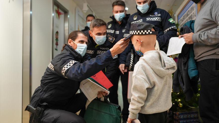 Un grupo de agentes de la Policía Local de Sevilla vistita los niños hospitalizados en el Virgen del Rocío.