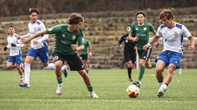 Manu Montero, con el balón, en una jugada del partido de ayer ante el Yaiza.