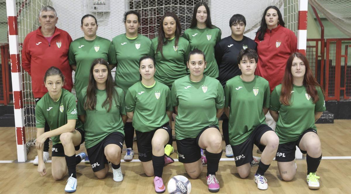 Formación del equipo femenino sénior de equipo estradense que acaba de finalizar la temporada. | BERNABÉ