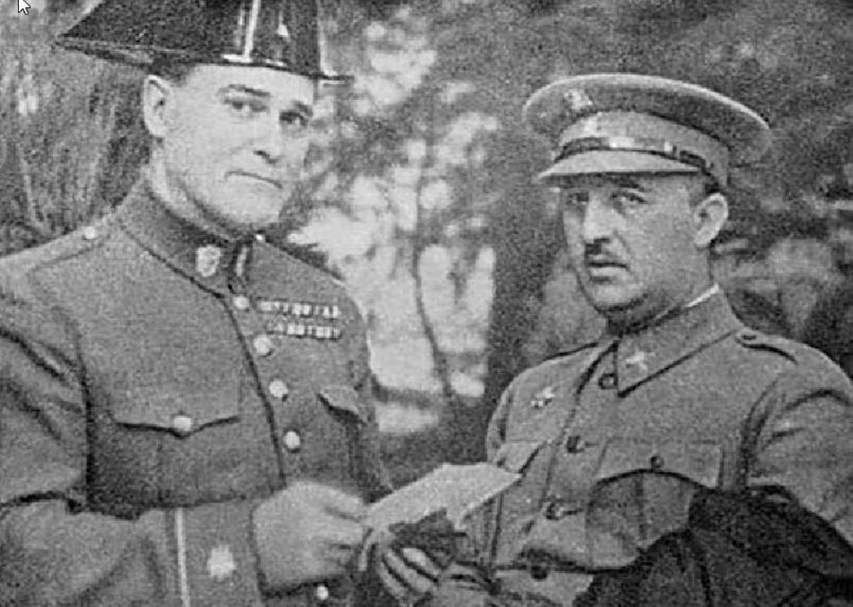 El oficial de la Guardia Civil Lisardo Doval, que llegaría a general, con Francisco Franco en 1934. Ambos participaron en la represión de la revolución de Asturias.