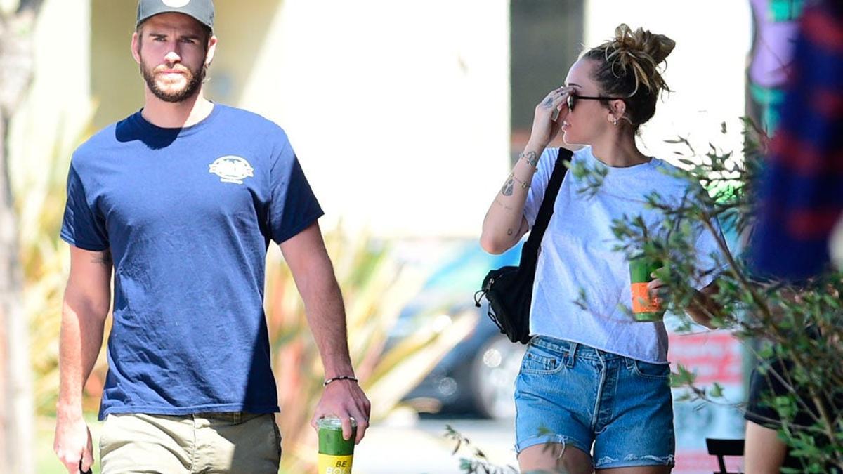 Miley Cyrus y Liam Hemsworth pasean por Los Ángeles