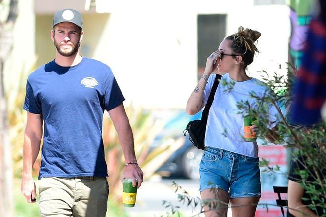 Miley Cyrus y Liam Hemsworth pasean por Los Ángeles