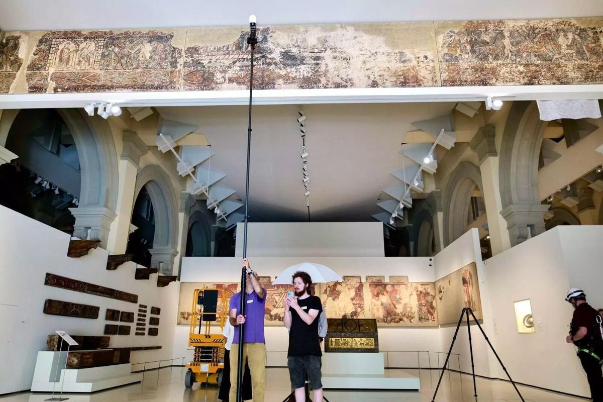 Técnicos del Gobierno de Aragón estudian las pinturas profanas, el pasado verano en el MNAC