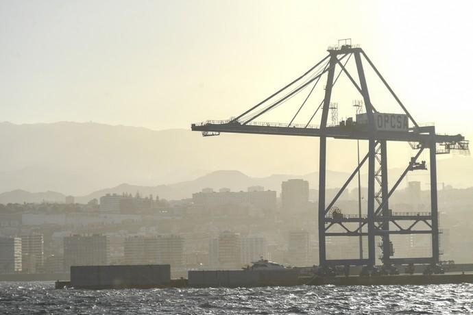 13-01-19 LAS PALMAS DE GRAN CANARIA. EL SEBADAL, PUERTO Y BARRIO DE LAS COLORADAS. LAS PALMAS DE GRAN CANARIA. METEOROLOGIA. Calima desde El Sebadal, el pueto y el Barrio de Las Coloradas.  Fotos: Juan Castro.  | 13/01/2020 | Fotógrafo: Juan Carlos Castro