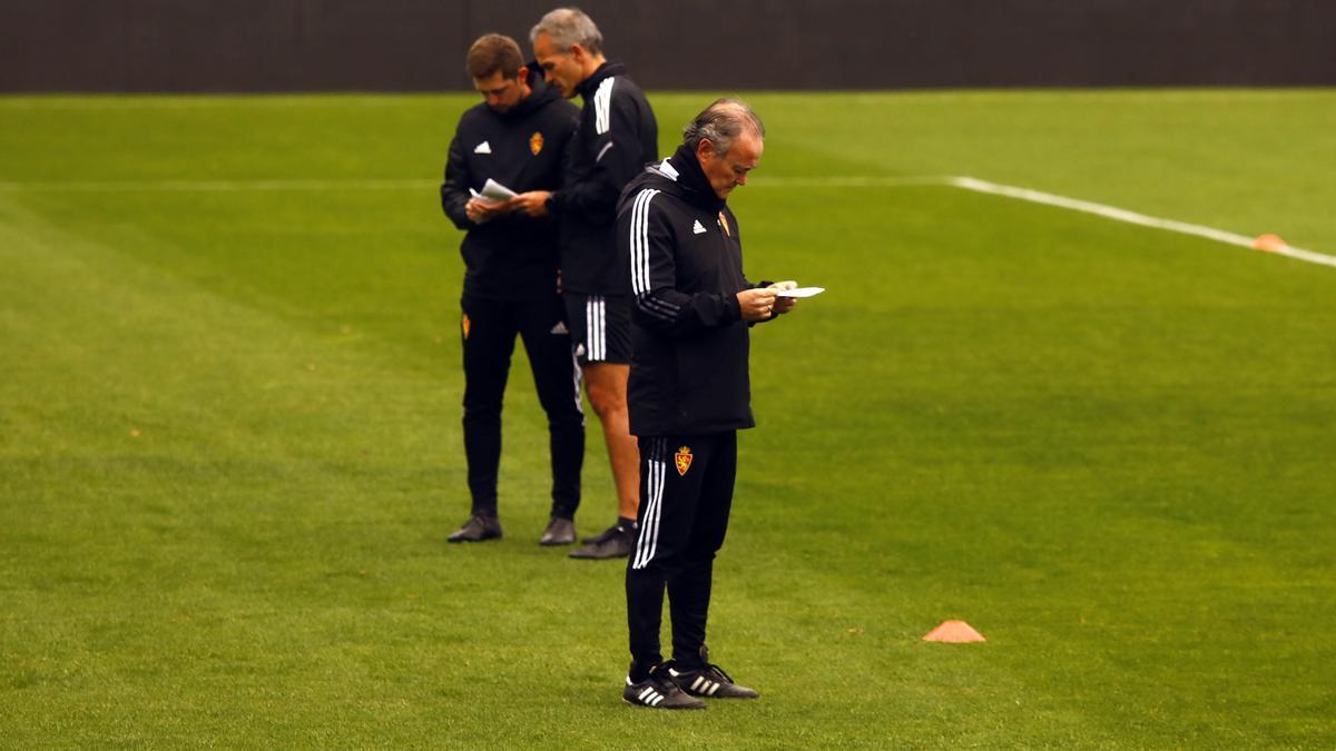 Juan Ignacio Martínez repasa sus notas antes de un entrenamiento.