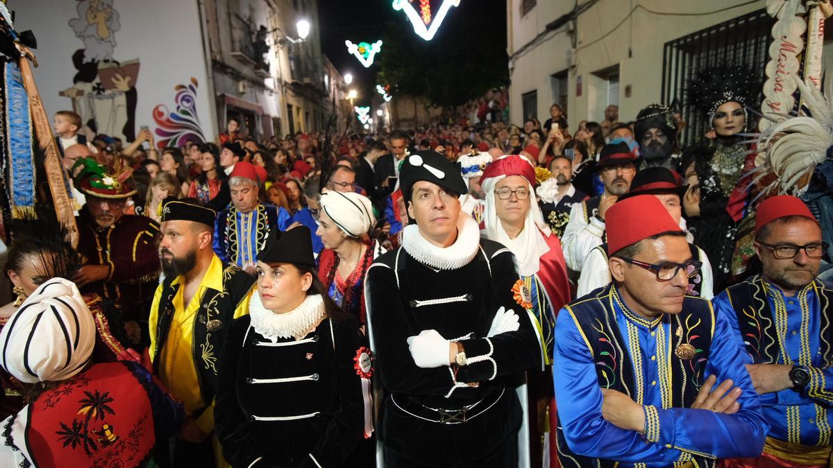 Autoridades y festeros en la calle Independencia para despedir a San Antón.