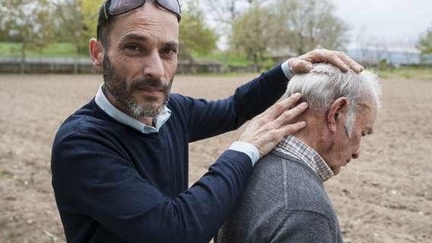 Un hermano del edil enseña la herida del padre. // B.Lorenzo