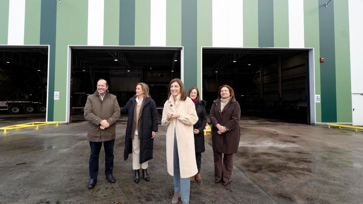 Domínguez, Sánchez, Vázquez, Echevarría y Ortiz, durante su visita a la planta de Sogama.