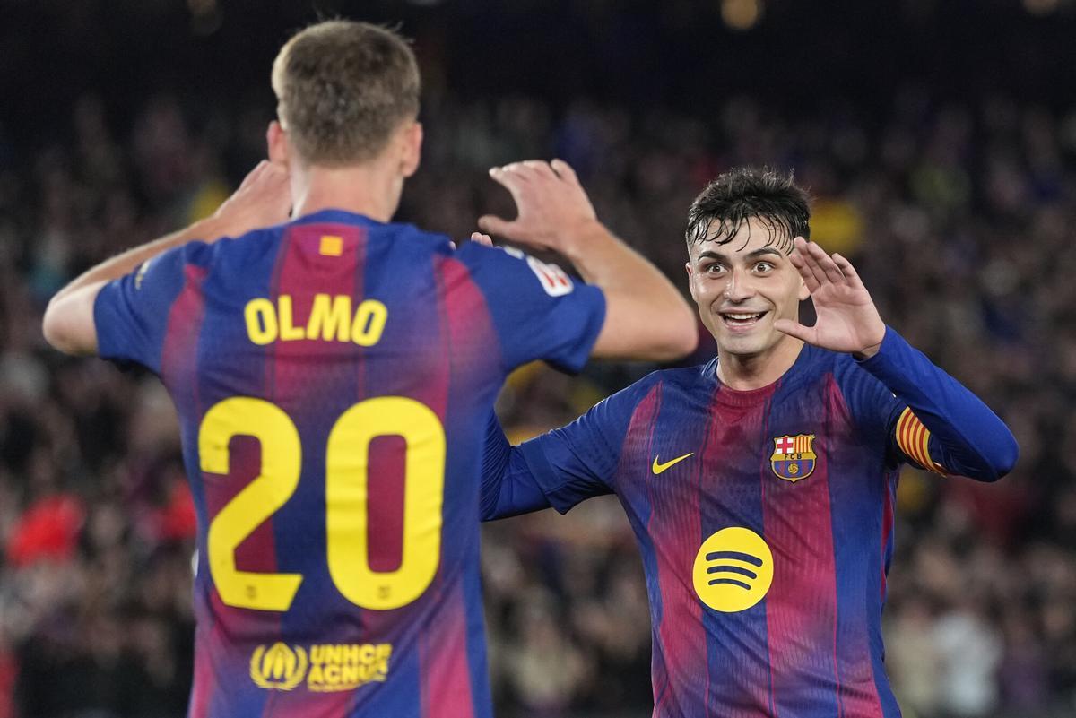 Pedri celebra con Olmo el segundo gol del Barça contra el Atlético de Madrid