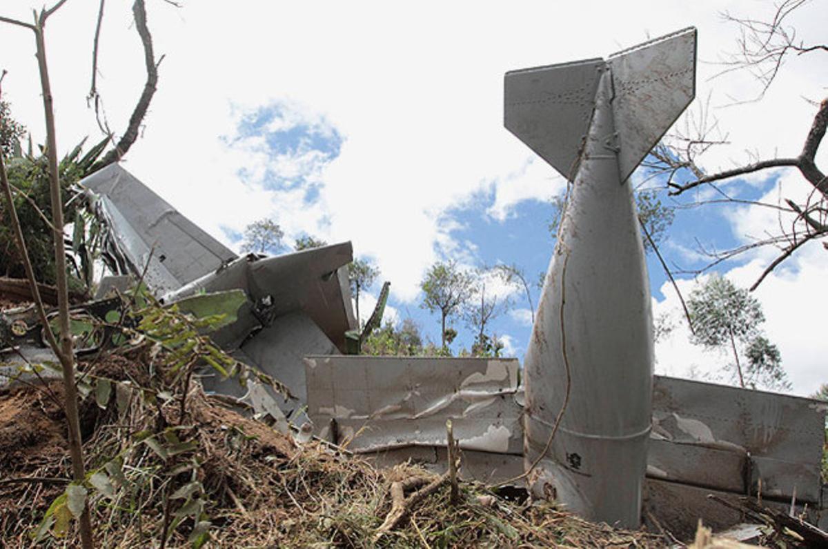 Les restes d’un A-29B Super Tucano, un avió militar que va caure, dijous, a les muntanyes de Jambaló (Colòmbia), durant una operació contra les FARC.