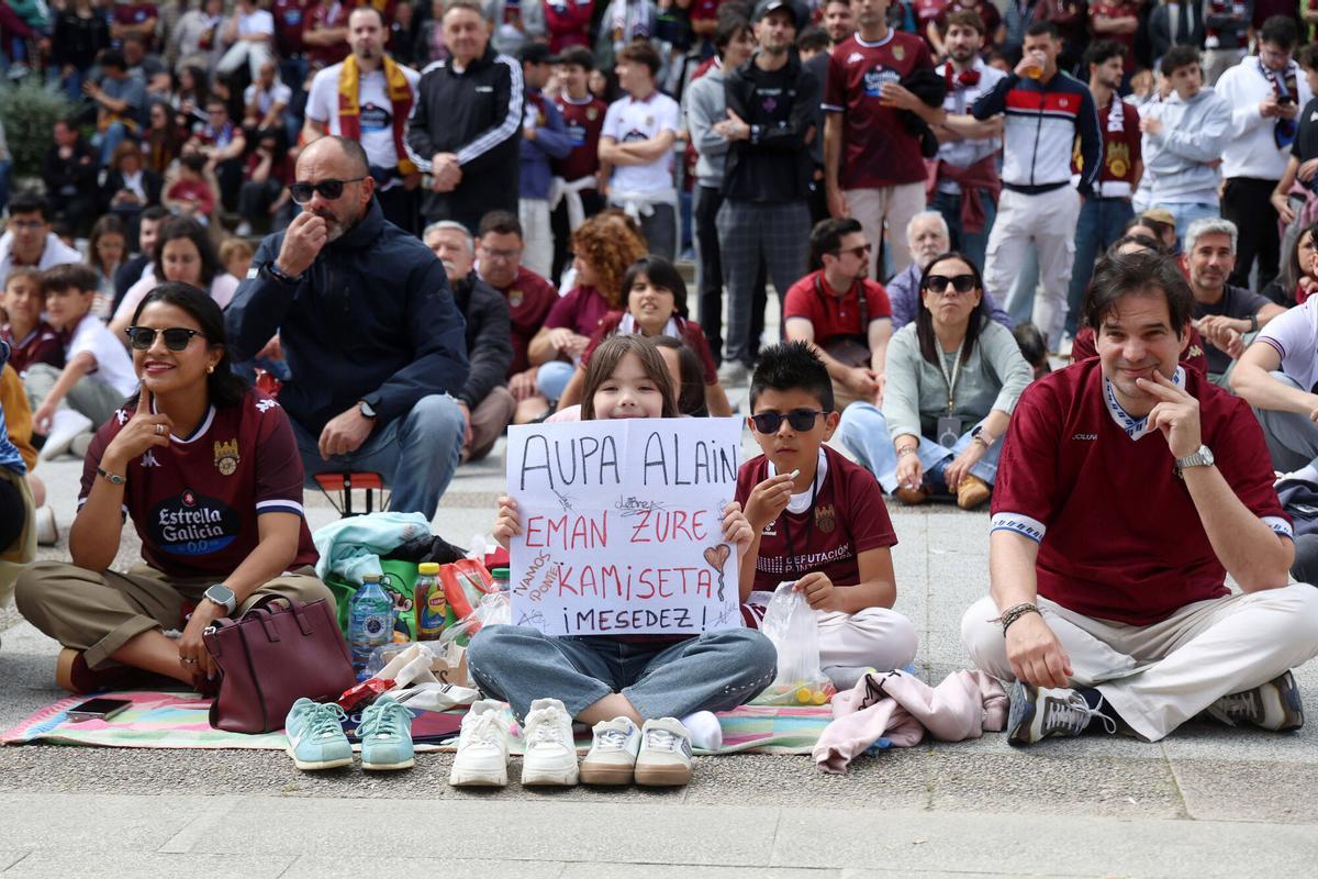Aficionados del Pontevedra CF siguen el partido contra el Tenerife por pantalla gigante delante de la Diputación Provincial