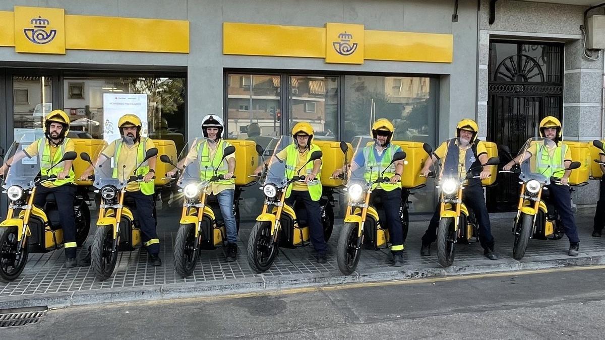 Carteros con algunas de las nuevas motos eléctricas incorporadas por Correos para el reparto en Córdoba.