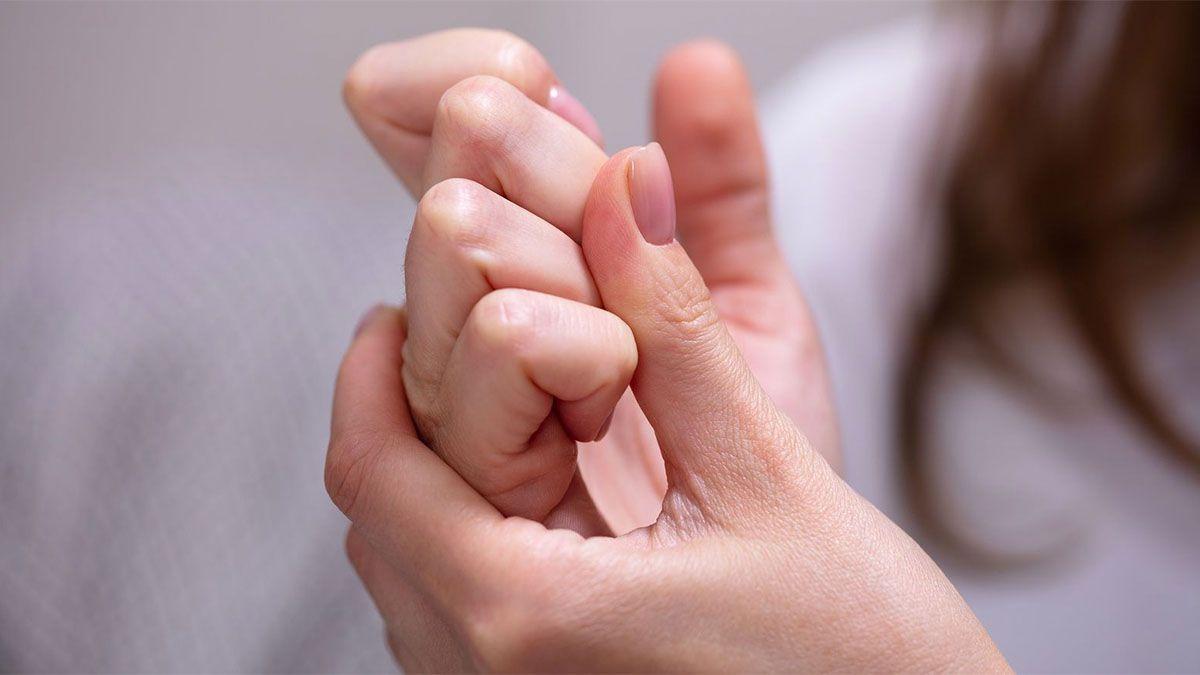 Las consecuencias de crujirte en exceso los dedos de manos o pies