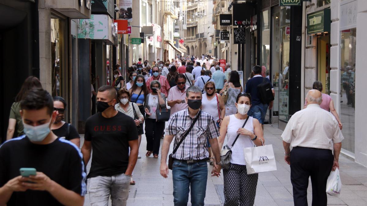 El carrer Major de Lleida on es poden veure diverses persones, la majoria portant mascareta