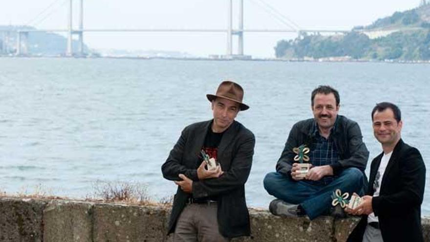 Los autores galardonados con los Premios Xerais 2011, Héctor Carré, Xavier Queipo y Anxo Fariña (izq. a dcha.), en la Isla de San Simón.