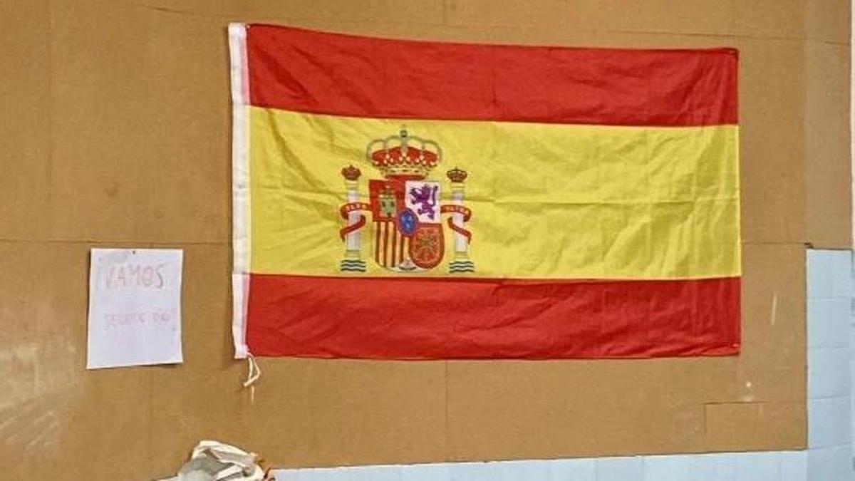 El líder de Vox, Jorge Campos, ha compartido una fotografía de la bandera en un aula de La Salle.