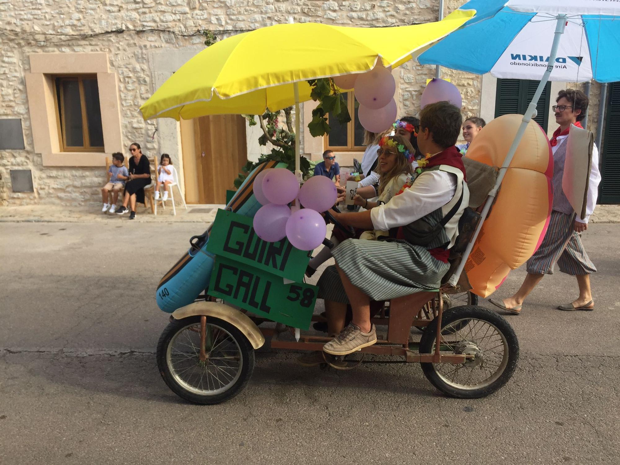 Binissalem asiste en masa a un colorido desfile de carrozas