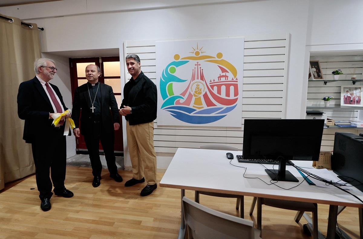 El obispo de la Diócesis, Eloy Santiago, entre el coordinador nacional del viaje del papa y el alcalde de La Laguna.