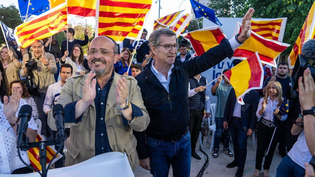 El presidente del PP, Alberto Núñez Feijóo, y Alejandro Fernández clausuran la campaña en un mitin en L'Hospitalet.